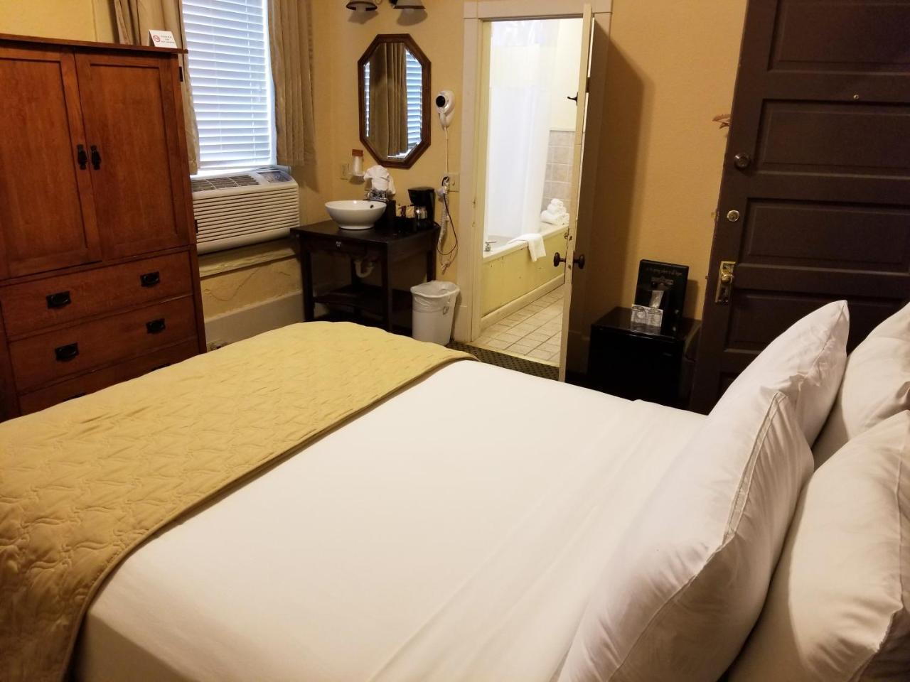 Standard Queen Room