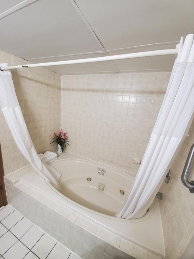 King Suite with Jetted Tub and Pool Area - Non-Smoking