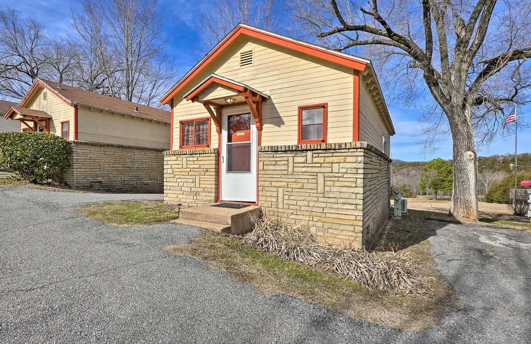Pet-Friendly Eureka Springs Cabin Near Water Apartment-1