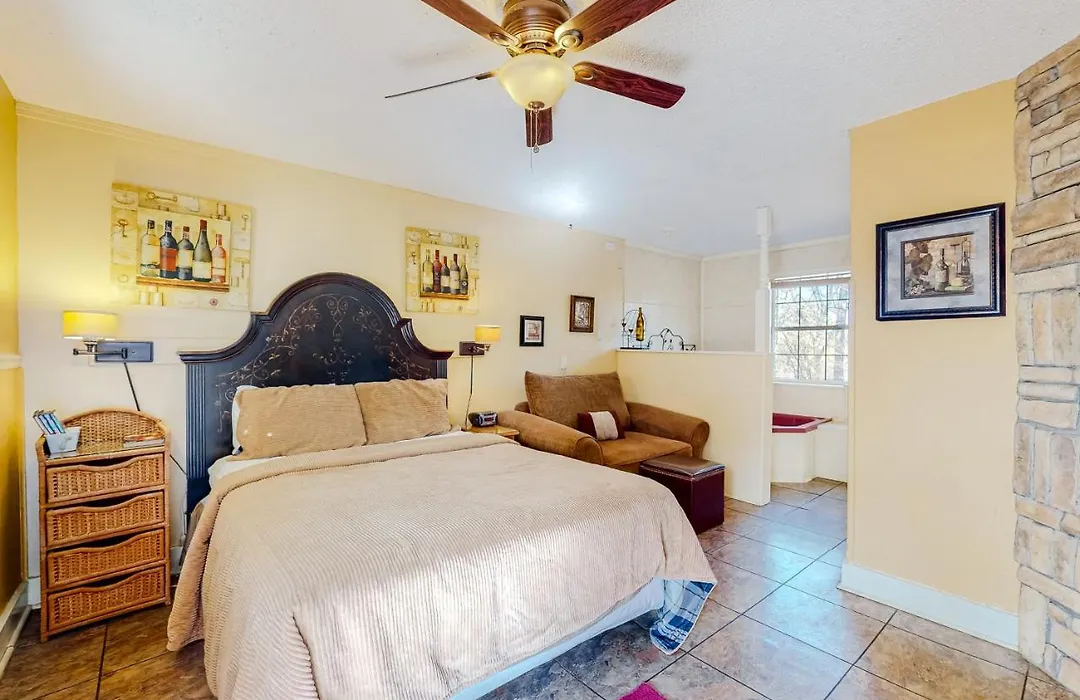 Oak Crest - The Napa Rock Cottage 07-1