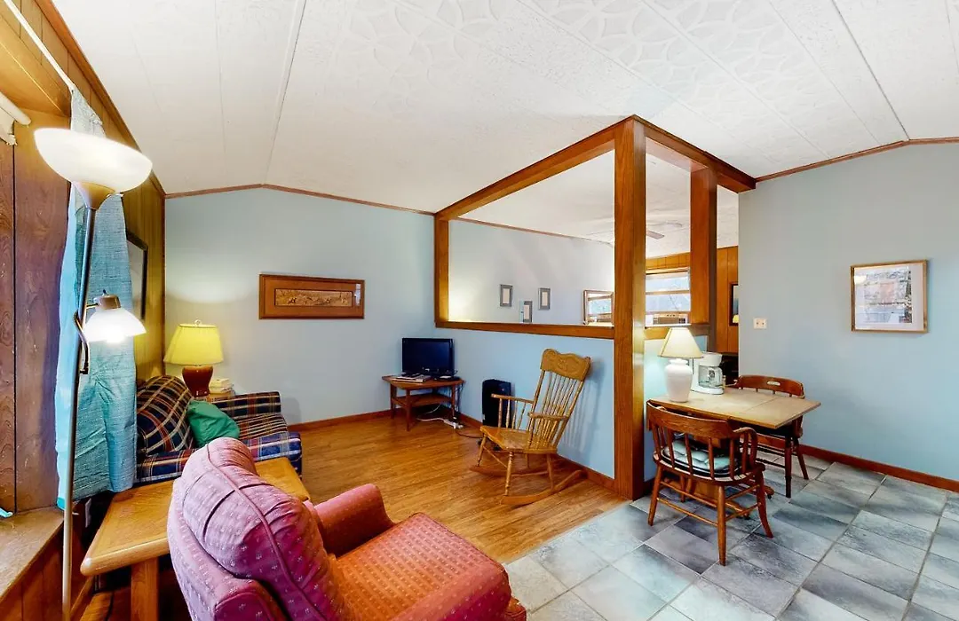 Pond Mountain - Meadowlark Suite-1