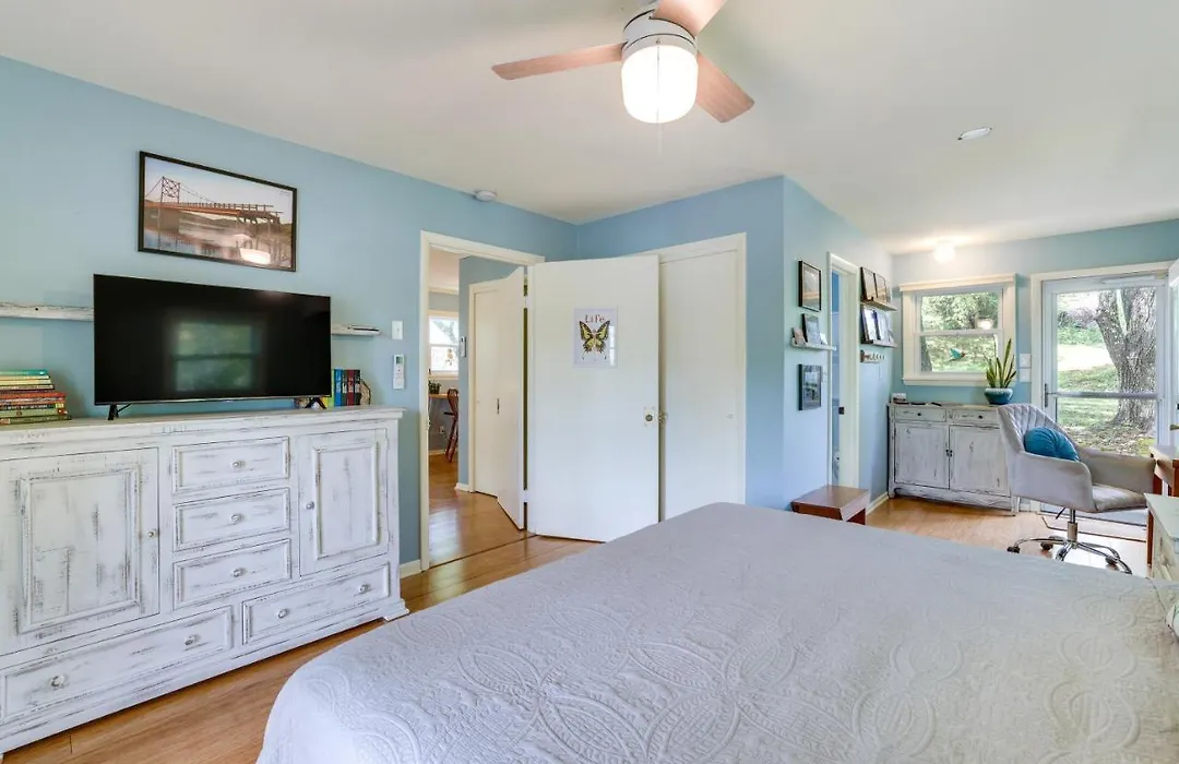 Lakefront Cottage By Little Golden Gate Bridge-1