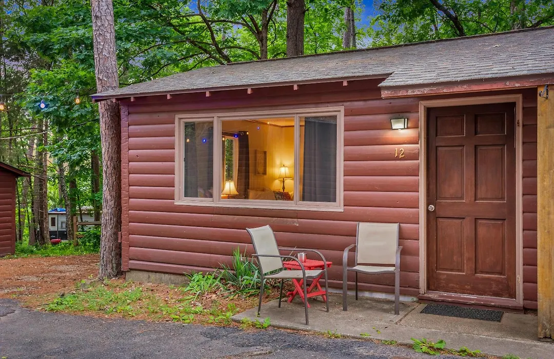 Tall Pines Inn-1