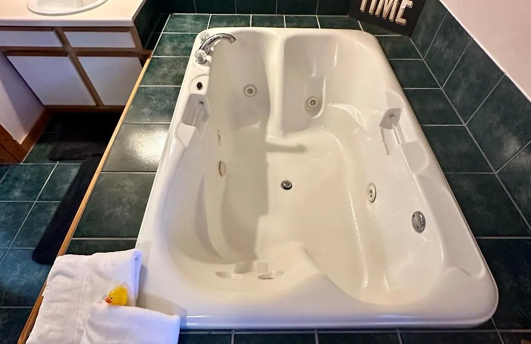 Black Bear Cabin - Giant Spa Tub, Peaceful Location-1