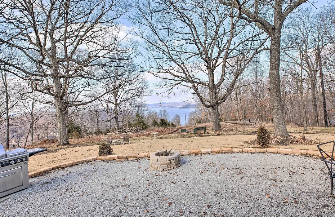 Outdoor Family Fun: Large Home By Beaver Lake!-1
