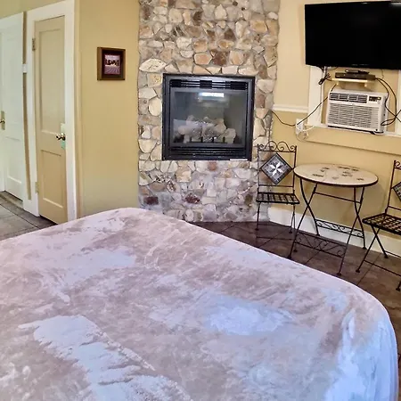 Oak Crest - The Tuscany Dream Rock Cottage 08-2