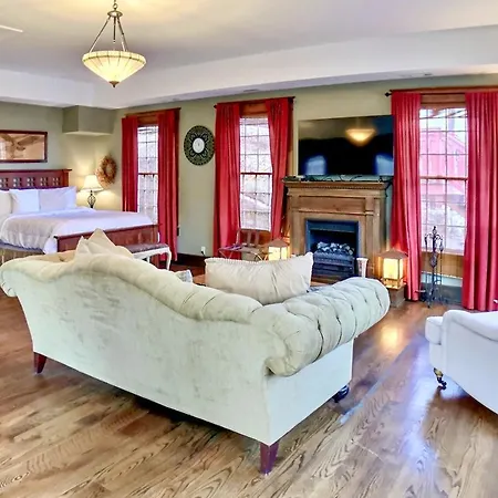 66 Center Street - The Carriage House, Queen Beds, Wifi, Cable Tv, Outdoor Sitting Area, Free On-Site Parking, Spa Tub For 2-3