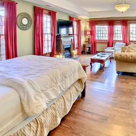 66 Center Street - The Carriage House, Queen Beds, Wifi, Cable Tv, Outdoor Sitting Area, Free On-Site Parking, Spa Tub For 2-2