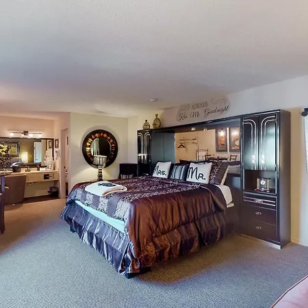 Tradewinds Lodging - Suite Dreams 101-2
