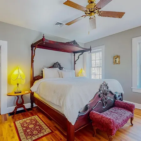 Brownstone Inn - Penthouse-3