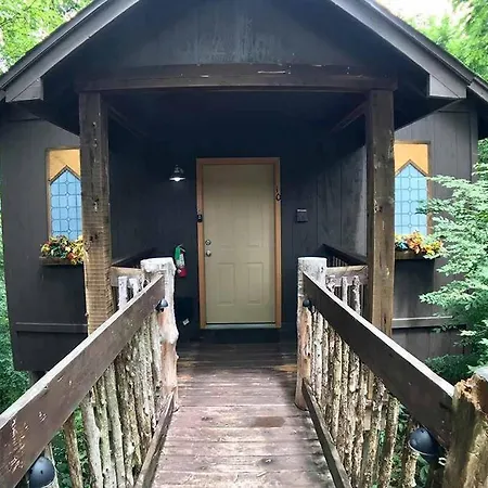 Abbey Chateau Treehouse #10 / Oak Crest Cottages And Treehouses-3