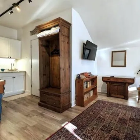 Uppercase Loft - Great Location-2